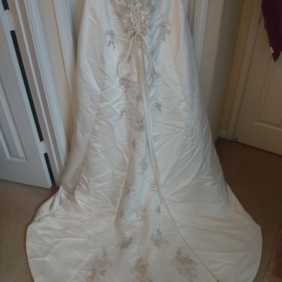 Wedding Dress - Picture 3 of 4